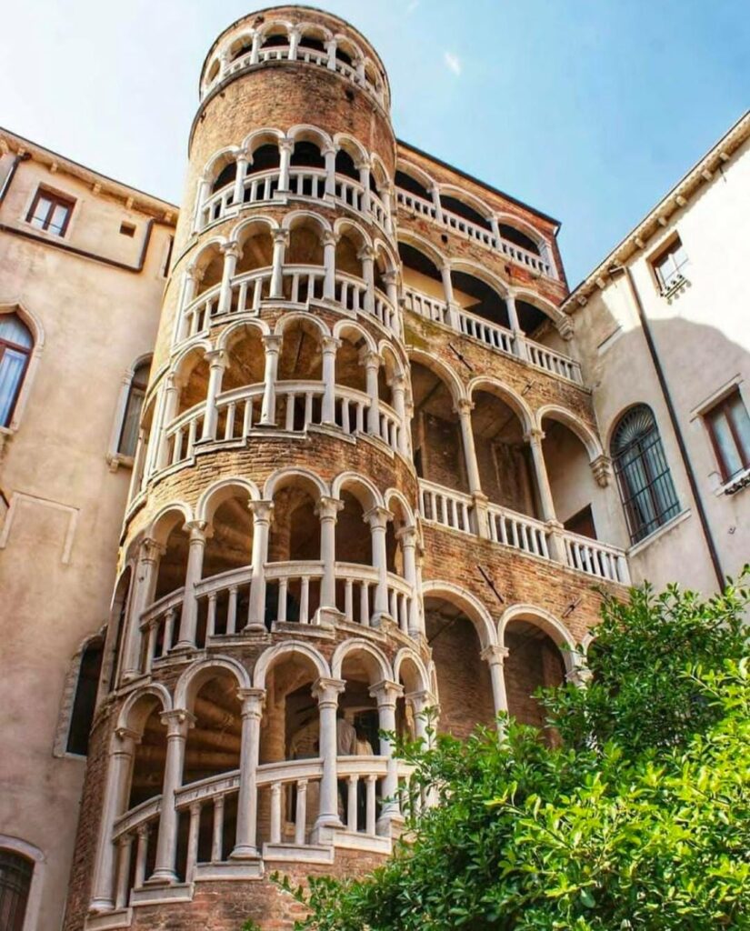 Venedik Gezilecek Yerler Scala Contarini del Bovolo